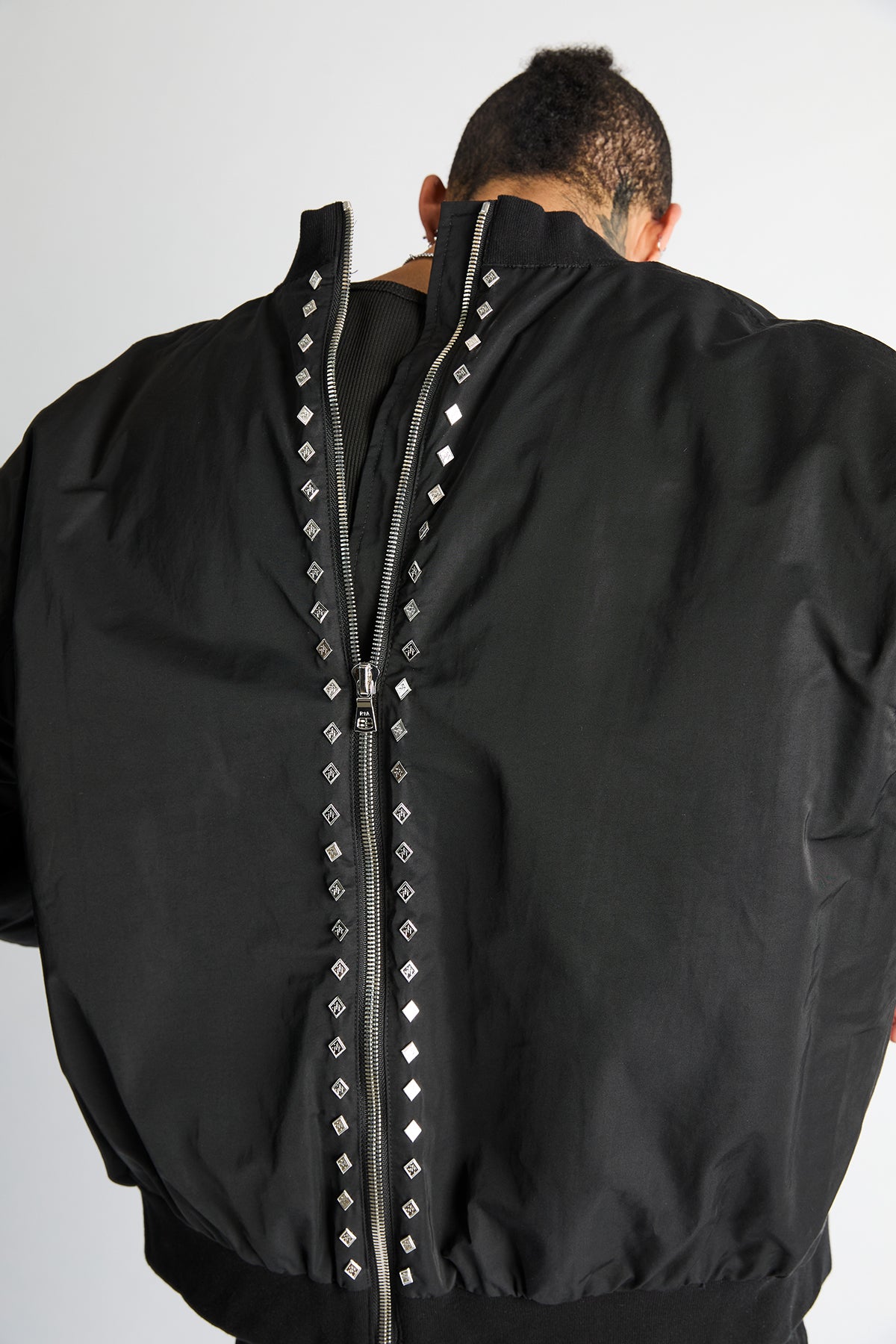 MCVUW1420-W2381BLACK_005_2048x2048.jpg